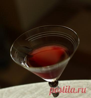 Коктейль "Тринити" 18+ Ингредиенты:Джин – 30 млСухой вермут – 20 млСладкий вермут – 20 мл Приготовление: Смешиваем джин, сухой и сладкий вермут в шейкере со льдом.Перелить через стрейнер в коктейльный бокал.Всем приятного аппетита!