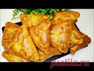 КАК ЖЕ ЭТО ВКУСНО! "КУРНИК" НА КЕФИРЕ! Съедаются в один миг! Кефир 350 гр.Соль 1 ч.лСахар 1 ч.лМасло растительное 100 гр.Сода 1 ч.лМука 550-600 гр.Куриное филе 300 гр.Лук репчатый жареный 300 гр.Специи по вкусу.