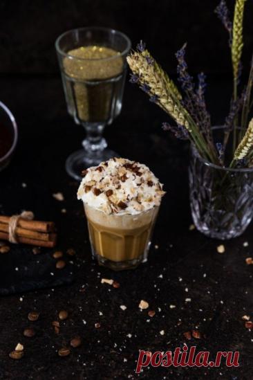 Ореховый кофе Ингредиенты:Эспрессо — 120 млКофейный сироп — 25 мл Ореховый сироп — 15 млЖирные сливки — 15 млВзбитые сливки — для украшенияПриготовление:1. Приготовьте эспрессо.2. Добавьте сиропы и перемешайте.3. Влейте тонкой струйкой сливки, добиваясь эффекта...