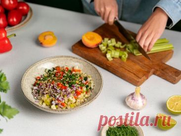 Салат «Обжорка» с куриной грудкой, солеными огурцами и морковью – пошаговый рецепт приготовления с фото