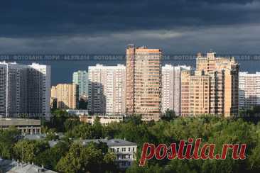 City buildings, urban landscape with dark cloudy sky, view from above (2013 год) Редакционное фото, фотограф Ilaronsia / Фотобанк Лори