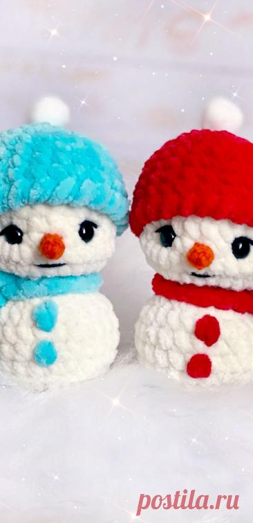 PDF Мини Снеговичок крючком. FREE crochet pattern; Аmigurumi toy patterns. Амигуруми схемы и описания на русском. Вязаные игрушки и поделки своими руками #amimore - плюшевый снеговик к Новому году, новогодний снеговичок в шапочке, маленькие снеговички из плюшевой пряжи.