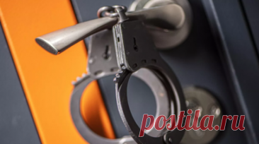 В Ленобласти задержан установивший в квартире центр связи зарубежных мошенников. В Ленинградской области задержали 36-летнего жителя посёлка Пикалево, подозреваемого в работе на дистанционных мошенников из-за рубежа, сообщает пресс-служба регионального главка МВД России. Читать далее