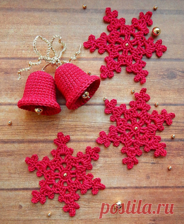 PDF Снежинки и колокольчики крючком. FREE crochet pattern; Аmigurumi toy patterns. Амигуруми схемы и описания на русском. Вязаные игрушки и поделки своими руками #amimore - вязаные снежинки и новогодние колокольчики на ёлку, ёлочные украшения к Новому году, Рождество.