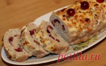 Мясной рулет с клюквой Ингредиенты:Фарш свиной — 500 гКлюква — 100 г Молоко — 70 мл Хлеб — 50 г Лук репчатый — 1 шт. Прованские травы — по вкусу Перец — по вкусу Соль — по вкусу Сметана — по вкусу Сахар — 1 ч....