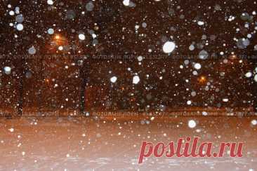 Full frame shot of snow covered land at night city park. Парк имени 50-летия Октября. Стоковое фото, фотограф Ilaronsia / Фотобанк Лори
