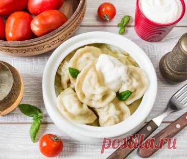 Пельмени с курицей Ингредиенты:Яйцо – 1 шт.Мука – 1 кг.Вода – 400 мл.Постное масло – 2 ст. л.Куриный фарш – 1.5 кг.Луковица – 2 шт.СольЧерный молотый перецПриготовление: Замесить тесто. В просеянную муку добавить холодную кипяченую воду, 2 чайные ложки соли, яйцо и хорошо все вымесить. В конце замеса...