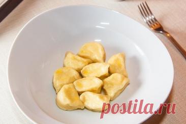 Вареники с творогом Ингредиенты:Мука — 400 гВода — 250 гСоль для теста — 2 гСоль для начинки — 5 гМасло подсолнечное — 5 гТворог (до 9%) — 600 гЯичный желток — 2 шт.Масло сливочное (размягченное) — 50 гСахар — 35 гПриготовление:1. В воду добавить соль и...