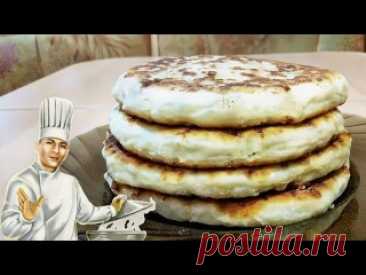 Сырные лепешки на кефире с зеленью и колбасой Ингредиенты для теста:кефир - 1 стакансыр тертый - 1 стаканмука - 2 стакана (в тесто) + 1 стакан для посыпки, при раскатывании лепешексода - 0,5 ч. л.соль - 0,5 ч. л.сахар - 0,5 ч. л.Для начинки:сыра - 50 гр.колбасы - 100-150 гр.пучок свежей зеленирастительное масло для жарки.