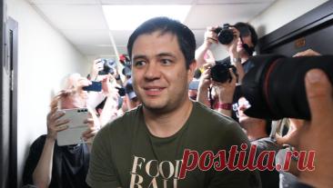 Суд оставил под арестом журналистов Telegram-канала Baza. Замоскворецкий суд Москвы продлил домашний арест главреду Telegram-канала Baza Глебу Трифонову и его коллеге продюсеру Татьяне Лукьяновой по делу о взятках сотрудникам МВД. Об этом пишет ТАСС со ссылкой на судебные ...