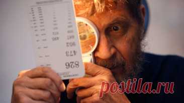 «Даёт шанс»: учёные разработали чип для восстановления зрения. Учёные представили устройство, которое компенсирует проблемы со зрением. Оно поможет пациентам с поражениями сетчатки глаза, в том числе тем, кто страдает возрастной макулярной дегенерацией (ВМД). Камера, установленная на специальных очках, отправляет изображение на беспроводной имплант сетчатки, а тот передаёт информацию в форме электрических импульсов в мозг. Разработка показала хорошие результаты в ходе клинических испытаний.…