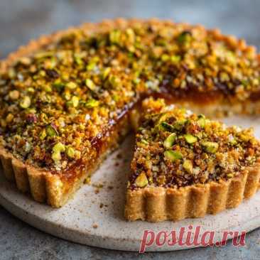 Финиковый тарт: вкус восточных сказок
Дорогие мои! Признайтесь, кто из нас не мечтает иногда о чём то по настоящему волшебном? О десерте, от которого замирает сердце и просыпается детская радость.
Сегодня я поделюсь с вами рецептом именно такого чуда — финикового тарта с фисташковой крошкой.