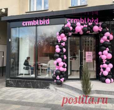 На Крымской Вал, дом 6, произошло долгожданное событие для всех любителей сладкого – открытие флагманского кафе CrmblBrd, которое уже называют гастрономической сенсацией Москвы. Бренд привез с собой уникальные крамблы, заявленные как первые в столице, и приглашает жителей и гостей города на праздник вкуса. Это место обещает стать настоящим открытием для ценителей оригинальных десертов, где каждый сможет насладиться авторской выпечкой и атмосферой нового кулинарного пространства.