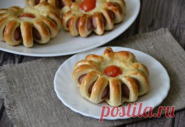 Сосиска в тесте «Ромашка» Ингредиенты:Слоеное тесто — 225 гСосиски — 4 шт.Яйцо — 1 шт.Помидоры черри — 2 шт.Сыр сулугуни — 30 гПриготовление:1. Разделите яйцо на белок и желток.2. Натрите сыр на терке.3. Разделите пласт теста на 4 части.4. Отделите от теста небольшую полоску, которую...