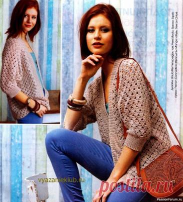 Жакет крючком для женщин. Описание | Женская одежда крючком. Схемы и описание Ни один летний гардероб не обойдется без классического жакета нейтрального бежевого цвета. Силуэт "летучая мышь" и связанные спицами планки придают ажурной романтической модели легкий спортивный оттенок