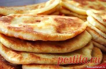 Тонкие пирожки с картошкой "Крестьянские" Очень вкусные деревенские пирожки с пылу, с жару.🌭🥟🥔🥐Бархатистое тонкое тесто с толстым слоем картофельной начинки. Самые простые крестьянские ингредиенты, но пирожки просто тают во рту! Настолько получаются тоненькие и мягкие. для теста: 1 стакан теплого картофельного...
