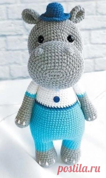 Бегемотик из пряжи Бегемотик из пряжиПонадобится серая, голубая, белая и черная пряжа.