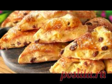 Самые вкусные СКОНЫ за 5 минут! Готовьте хоть каждый день! Печенье Ингредиенты:Мука - 440-460 грамм Яйцо - 1 Сахар - 100 грамм Масло - 100 грамм Йогурт (или кефир) - 180 грамм Разрыхлитель теста - 2 ч. ложки Ванильный сахар Соль - щепотка Изюм - 100 грамм Яблоко - 1 Для смазывания: Яичный желток - 1 Молоко - 1 ст. ложка Выпекать при 180°C (356°F) в...