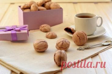 Печенье «Поцелуй в диафрагму» Ингредиенты:Яичный белок — 2 шт.Шоколад горький — 50 г
Сахар мелкий — 100 г Какао-порошок — 1 ст. л.Приготовление:1. Шоколад натереть на мелкой терке. 2. Холодные яичные белки взбить до пышности. Затем маленькими порциями всыпать мелкий сахар, продолжая...