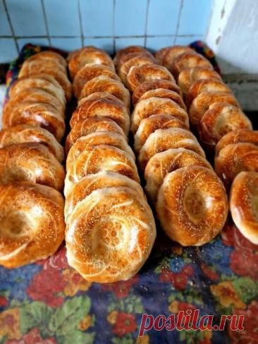 ЛЕПЁШКИ В ДУХОВКЕ
Хрустящие снаружи и мягкие внутри – такие лепёшки улетают со стола вмиг! Ингредиенты:
~ Мука – 2 кг
~ Маргарин – 150 г
~ Сахар – 40 г
~ Соль – 40 г
~ Дрожжи – 23 г
~ Вода – 1300 мл