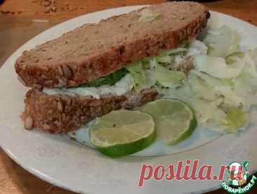 Крабовый сэндвич с огурцом и лаймом. Это и есть тот самый классический корнуэльский крабовый сэндвич, чуть острый, с огурцом и лаймом, который принято есть просто, руками, сидя на берегу моря и наслаждаясь волшебными красотами Корнуэла.