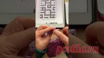 Мозаичное вязание крючком без отрыва нити. Способ наложения или Overlay mosaic crochet В видео рассмотрим еще один способ мозаичного вязания крючком без отрыва нити. На что нужно обратить внимание: ? пряжа нужна двух контрастных цветов; ? этот способ также без отрыва, поэтому рабочие нити не режем, а перекрещиваем с правой стороны полотна; ?все столбики без накида (сбн) в лицевых ряда