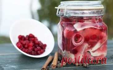 Сельдь с клюквой и шампанским Новогодняя закуска, которая удивит всех!
Изысканное сочетание нежной сельди, яркой клюквы и игристого шампанского! Этот элегантный рецепт превратит простую селедку в настоящий гастрономический шедевр для праздничного стола.
Пищевая ценность (примерно на 100 г): ~ 165 ккал | Белки: 12 г | Жиры: 8 г | Углеводы: 7 г
ИНГРЕДИЕНТЫ:
400 г филе слабосоленой сельди
100 г свежей или замороженной клюквы
1 ст.л. сахара
3 палочки корицы
½ ст.л. души...