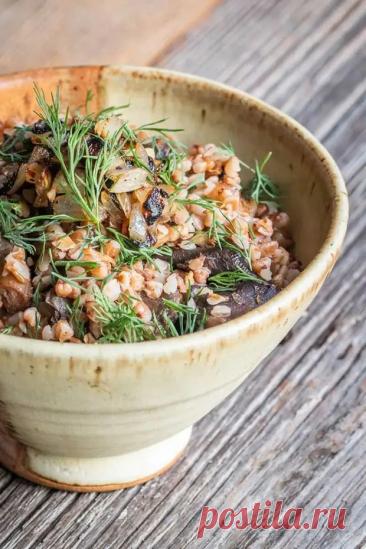 Гречка с жареными грибами, луком и орехами: сытное блюдо без лишнего