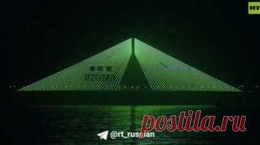 В Мумбае включили красочную световую проекцию RT India. На мосту в Мумбае включили красочную световую проекцию RT India. Читать далее