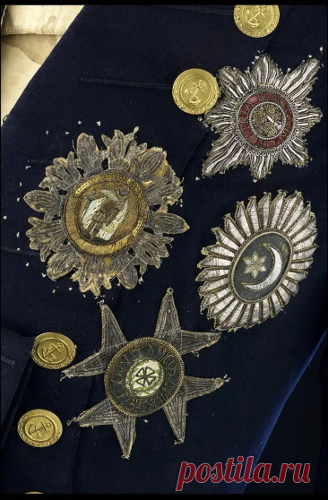 Мундир лорда Нельсона (образец 1795-1812 гг.), до 1805 г. Автор Элеонора Ример Мундир для парадного выхода, который лорд Нельсон носил во время Трафальгарской битвы, с пробитым в левом плече отверстием от пули, ставшей