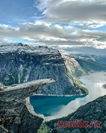 Язык Тролля в Норвегии — одно из самых опасных и живописных мест в мире. Знаменитый обломок скалы Скьеггедаль в любой момент может обрушиться с 350-метровой высоты, но каким-то необъяснимым образом сохраняет горизонтальное положение.
