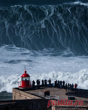 В городке Назаре на западном побережье Португалии, на берегу Атлантического океана можно увидеть и расслабленный пляжный отдых, и самые большие волны в мире.