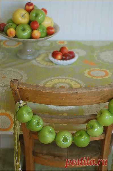 Как сделать гирлянду из яблок на свадебный стул | Prosvadby.com