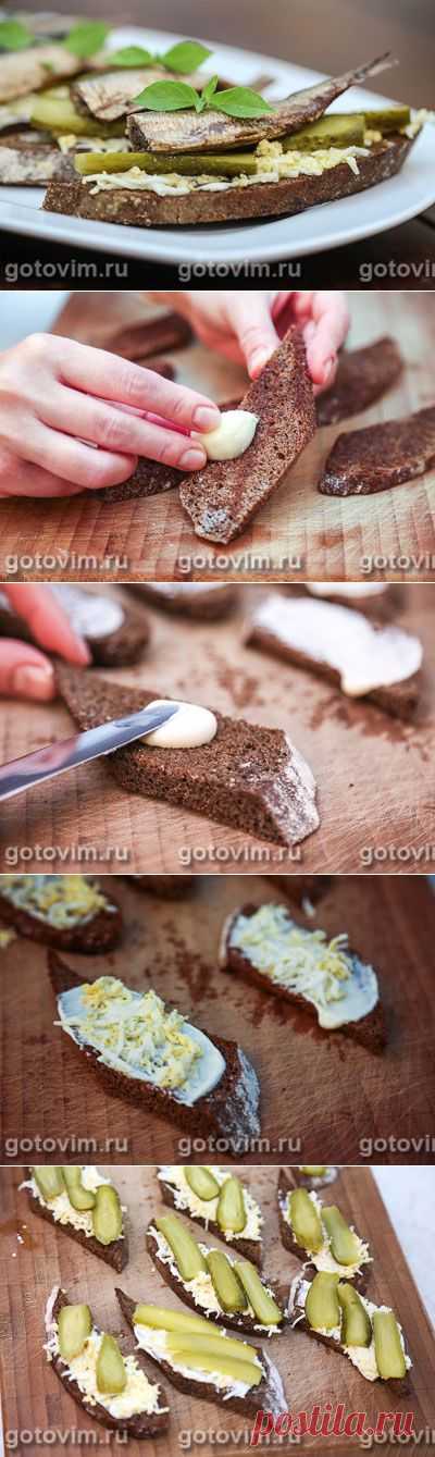 Бутерброды со шпротами и огурцами. Фото-рецепт / Готовим.РУ