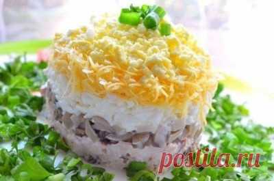 Слоеный салат из консервированного лосося, грибов, яиц и сыра - Салаты и закуски