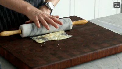 Незаменимая вещь на кухне - полиэтиленовый пакет, уверен Justin Chapple. Посмотрите, как с его помощью приготовить пасту из чеснока: