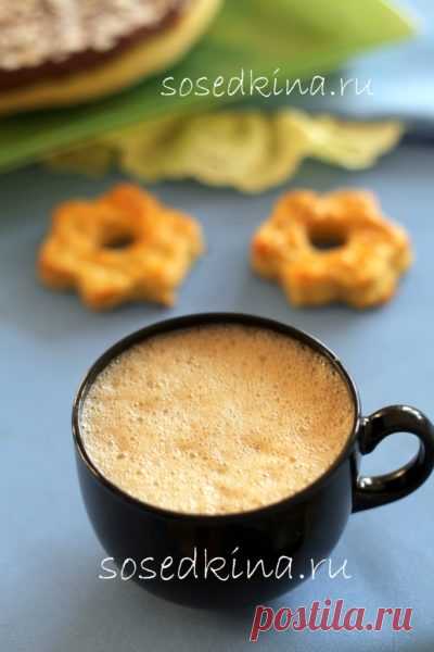 Вьетнамский яичный кофе. 

Кофе с яичным желтком очень распространен во Вьетнаме. Такой кофе имеет ни на что не похожий оригинальный вкус и обладает тонизирующими и питательными свойствами.

СОСТАВ:
Яйцо куриное (желток) – 1 шт
Молоко сгущённое – 2 ч.л.
Крепкий кофе – 150 мл