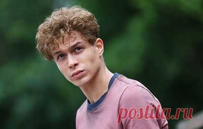 Агент Калюжного опроверг слухи о проблемах актера в армии. Telegram-канал Mash ранее сообщил, что в Семеновском полку актер якобы столкнулся с дедовщиной