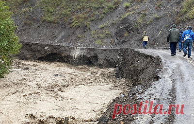 МЧС направит спасателей для помощи населению Дагестана в связи с непогодой. Они будут направлены в пострадавшие районы из-за снегопадов. В настоящее время в республику прибыли шесть машин отряда Центроспас МЧС России. За прошедшие сутки в регионе выпала месячная норма осадков. Напомним, на сегодняшний день, по данным синоптиков, выпало более 50% от месячной нормы осадков. На территории республики объявлено штормовое предупреждение.
