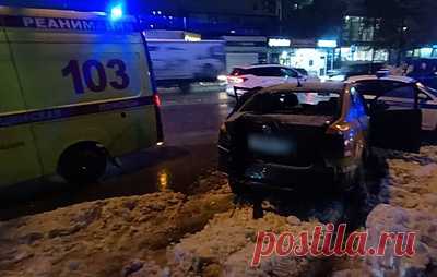 Появились кадры с места ДТП в Новосибирске, где автомобиль въехал в остановку. В аварии пострадали шесть человек, сообщили в Минздраве региона