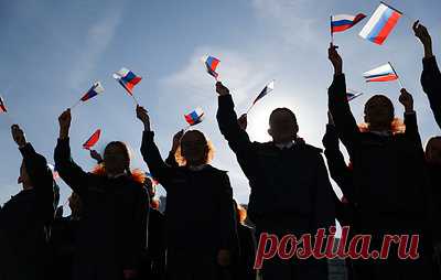 В ГД назвали главной ценностью России родителей, научивших детей любить Родину. Глава комиссии "Единой России" по поддержке семьи Анна Кузнецова напомнила про указ президента, в котором описаны главные традиционные духовно-нравственные ценности страны