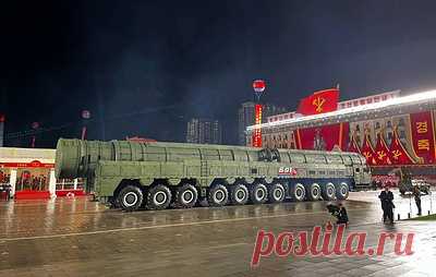 КНДР на военном параде продемонстрировала ракеты, БПЛА и системы ПВО. В частности, в параде приняли участие расчеты военно-морских и военно-воздушных сил, стратегических войск, спецназа и морской пехоты