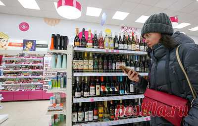 Минздрав выразил готовность обсуждать вопросы продажи алкоголя в "наливайках". Как заявил ранее председатель Госдумы Вячеслав Володин, рабочая группа палаты займется темой ужесточения режима работы в жилых домах точек общественного питания