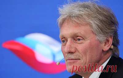 Песков заявил, что Германия "стреляет себе в ногу", следуя в фарватере США. По словам пресс-секретаря российского президента, конкурентоспособность промышленности ФРГ во многом основывалась на газе из РФ, отказ от которого негативно скажется на немецкой экономике