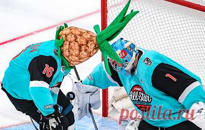 Банка икры вместо шайбы и ананас. В Санкт-Петербурге завершился Матч звезд КХЛ. В мини-турнире победила сборная дивизиона Харламова, в мастер-шоу пять из шести конкурсов выиграли представители дивизиона Боброва