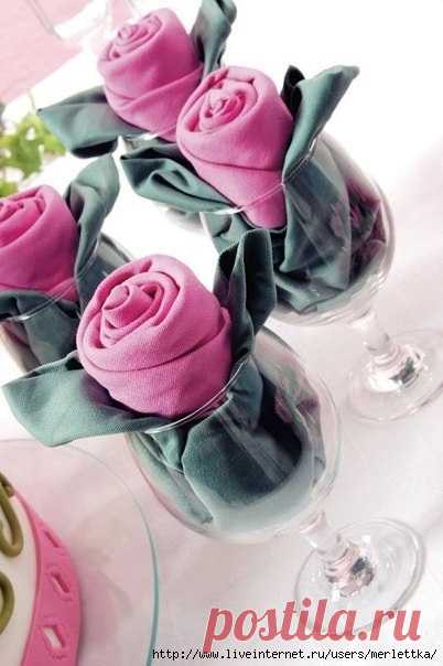 Сервировка стола: розы из салфеток