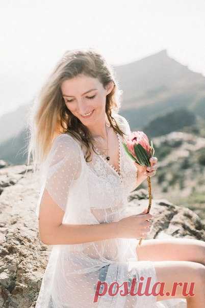 Церемония в горах, где сам воздух наполнен вдохновением, на закате, когда лучи солнца нежно золотят пейзаж и путаются в волосах, в компании близких друзей — это ли не мечта? 💖 Фотограф: Беларусь-Европа Второй фотограф: Минск-Беларусь Организатор: Свадебный Распорядитель. Координатор свадеб Каллиграфия: Albina Calligraphy Платье: Дизайнерские свадебные платья Vira Lilium Минск