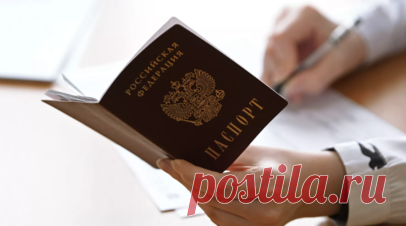 Выдворенному из Латвии пенсионеру полицейские помогают оформить паспорт России. К выдворенному из Латвии за незнание латышского языка 74-летнему пенсионеру Григорию приехал полицейский, чтобы помочь с оформлением российского паспорта. Читать далее