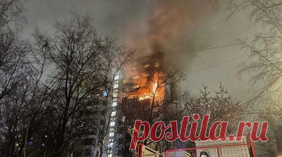 В Москве произошёл пожар в 12-этажном жилом доме — видео. Сотрудники МЧС России полностью ликвидировали огонь в многоэтажном доме в Москве. В результате возгорания погибли две женщины, семь человек удалось спасти. На месте работали 28 специалистов и восемь единиц техники. В Следственном комитете России заявили, что точная причина возгорания будет установлена по результатам пожарно-технической экспертизы. Читать далее