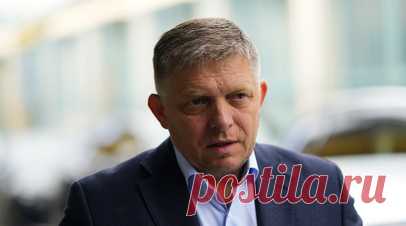 Экс-премьер Словакии Фицо подписал меморандум с партнёрами по коалиции. Бывший премьер-министр Словакии, лидер партии Smer, одержавшей победу на парламентских выборах в республике, Роберт Фицо подписал меморандум о взаимопонимании с двумя партнёрами по коалиции. Читать далее